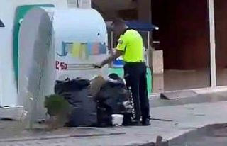 Trafik polisinden duygulandıran hareket: Çöpteki...