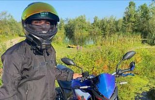 Trafik polisinden hız yapan motosikletli gence baba...