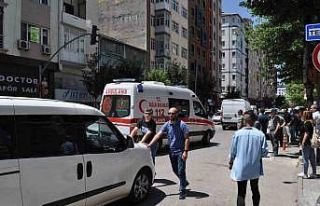Trafikte sıkışan ambulans güçlükle ana caddeye...