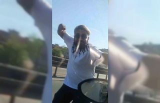 Trafikte yol kesen şahıs, hamile kadının bulunduğu...