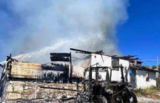 Traktörde çıkan yangın evi küle çevirdi
