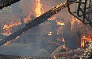 Traktörde çıkan yangında iki katlı ev kül etti