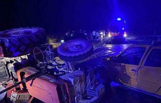 Traktörle çarpışan otomobildeki kadın yolcu hayatını...