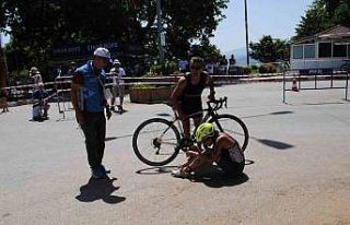 Triatlon yarışlarında bisikletten düşen kadın...