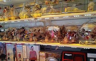 Tuhafiyeci esnafı çeyizlik ürünlerin satışlarından...