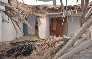 Tunceli’de 2 katlı kerpiç evin bir bölümü çöktü