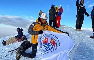 Türkiye-Kırgızistan bayrağı, Ağrı Dağı zirvesinde