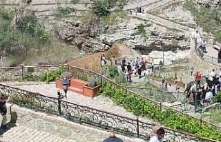 Türkiye’nin en yüksek şelalesine turist akını