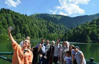 Türkiye’nin saklı cenneti Borçka Karagöl ziyaretçilerini...