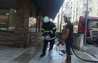Tutuşan piknik tüpünü 4. kattan aşağı attı