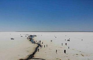 Tuz Gölü’nde yürüme turizmi sahilleri aratmıyor