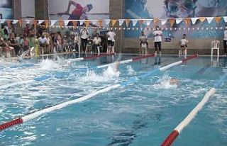 Ümraniye’de genç yüzücüler, şampiyonluğa...