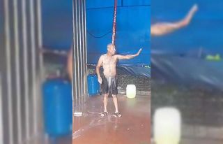 Ümraniye’de sıcaktan bunalan adam oto yıkamacıda...