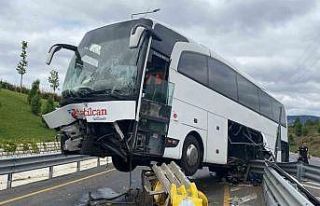 Ümraniye’de yolcu otobüsü refüje çıktı: 1...