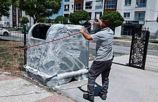 Uşak’ta çöp konteynerleri dezenfekte ediliyor