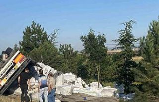 Uşak’ta iplik yüklü tır devrildi: 1 yaralı
