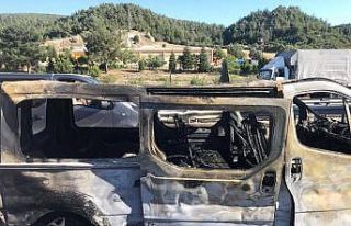 Uşak’ta kaza yapan araç alev alev yandı