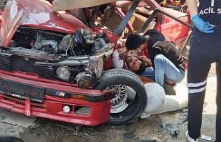 Üst geçidin direğine çarpan otomobil ikiye katlandı:...