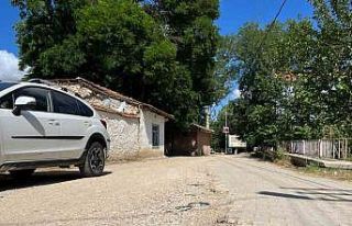 Uzun yıllardır asfalt dökülmeyen yollar mahalleliyi...