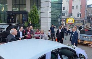 Vali düğün konvoyunun önünü kesip özel gereksinimli...