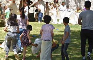 Vali Karadeniz ve eşi koruyucu aileler ve çocuklarıyla...