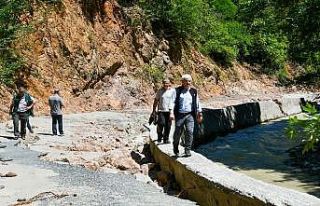 Vali Kılıç, sel sebebiyle çöken yol ve köprüyü...
