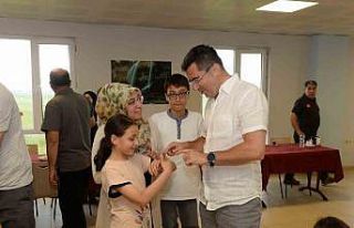 Vali Memiş misafir depremzedelerle buluştu