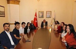 Vali Öksüz, başarılı öğrencileri makamında...