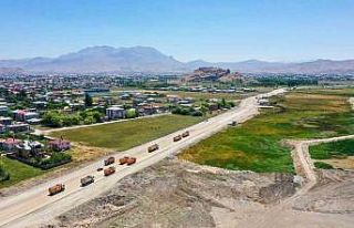 Van Gölü’nün gerdanlığı sahil yolunda hummalı...