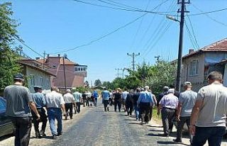 Vatandaşlar cenazelerini eriyen ziftler sebebi ile...