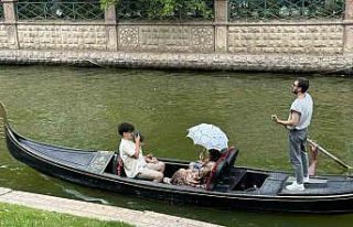 Vatandaşlar güneşe karşı şemsiye kullanmaya...