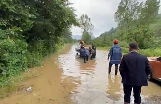 Vatandaşları kurtarmaya giden jandarma çayda mahsur...