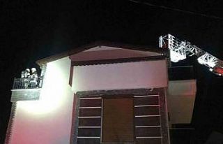 Villanın çatısında çıkan yangın korkuttu