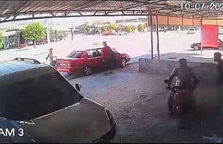 Virajı alamayan otomobil tamirhaneye daldı