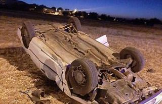 Virajı alamayan otomobil tarlaya devrildi