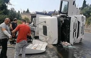 Virajı alamayan tır devrildi: Araçta sıkışan...