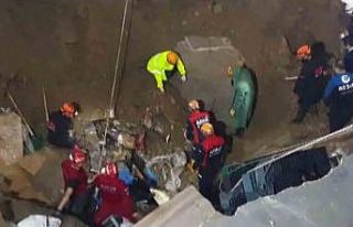 Yağış nedeniyle meydana gelen göçük altında...