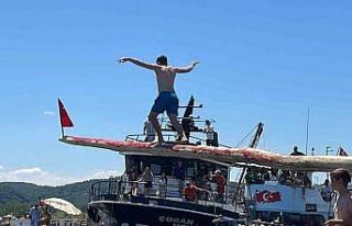 Yağlı direkten Türk bayrağını alana 30 bin lira...