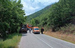 Yağmur sonrası düşen dev kaya parçaları yolu...