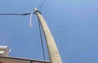 Yan yatan haberleşme direği iki katlı evin çatısına...