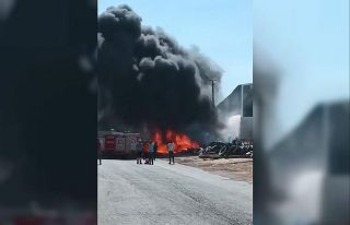 Yanan eski lastiklerin dumanı gökyüzünü kapladı