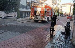 Yanan motosiklet hurdaya döndü