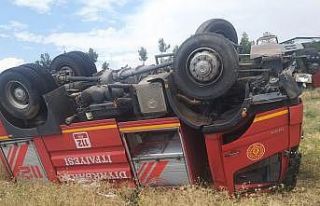 Yangın ihbarına giden itfaiye aracı devrildi: 3...