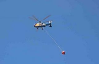 Yangına 2 uçak, 9 helikopterle müdahale ediliyor