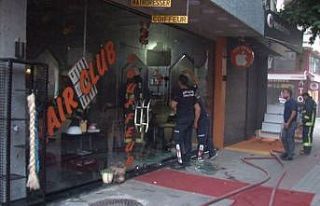 Yangında ‘Duman’ isimli kedi itfaiye erleri tarafından...