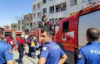 Yangında mahsur kalan anne ve çocuğunu ekipler...