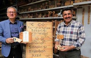 Yaptığı oyuncaklarla çocukların yüzünü güldürüyor