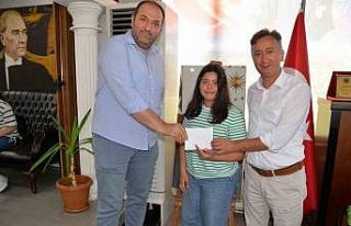 Yarışmada derece alan öğrencilere ödül
