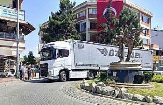 Yasak yola giren tır trafiği tıkadı