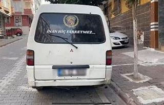 Yaya yolunda otomobiliyle seyreden sürücüye para...